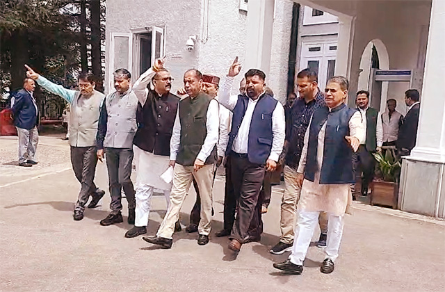 BJP MLAs staged a walkout from the House while shouting slogans against the government.